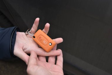 Araba satış. bir kişi araba satıyor ve anahtar yeni sahibine - görüntü verir