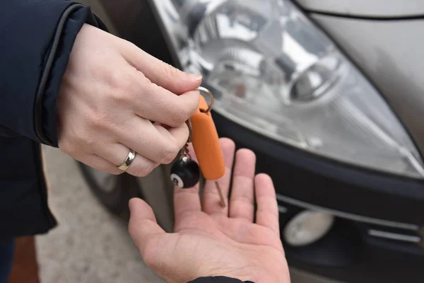 Ventas Coches Una Persona Vende Coche Llave Nuevo Propietario Imagen — Foto de Stock