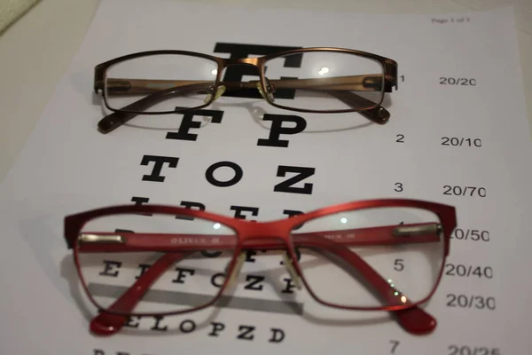 Eye test chart and eye glasses - Image