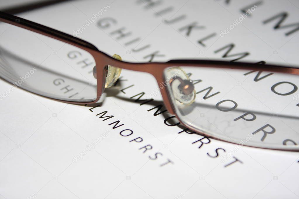 Eye test chart and eye glasses - Image