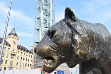 Oslo, Norveç: Nisan 2019 - Girişin yanında Tiger heykeli ile Oslo Otobüs ve Tren İstasyonu Evi