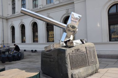  Oslo Merkez İstasyonu 'ndaki Oslo Merkez İstasyonu' nun önündeki çekiç heykeli Oslo 'daki ana tren istasyonu ve Norveç demiryolu sisteminin en büyük tren istasyonudur.,