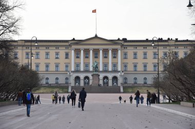 Karl Johans kapısı Oslo, Norveç şehrinin ana caddesidir.