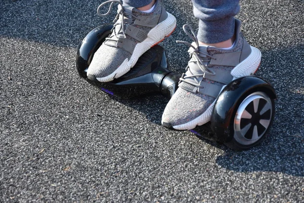 Jongeman Hoverboard Het Park — Stockfoto