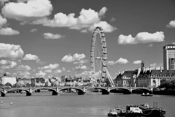 London Eye na południowym brzegu Tamizy nocą w — Zdjęcie stockowe