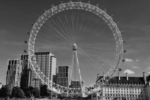 London Eye na południowym brzegu Tamizy nocą w — Zdjęcie stockowe