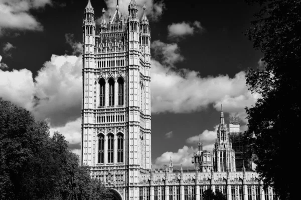 Westminster Abbey vanuit Victoria tower gardens, London, Verenigd Koninkrijk — Stockfoto