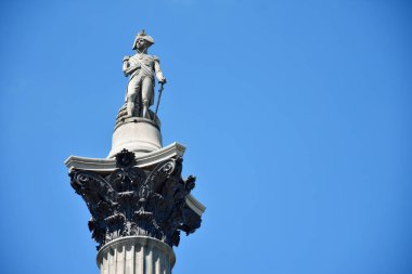 Amiral Nelson'ın Nelson Sütunu'nun üstüne çıkan heykeli. 