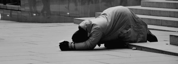 Unhappy homeless man asking help — Stock Photo, Image