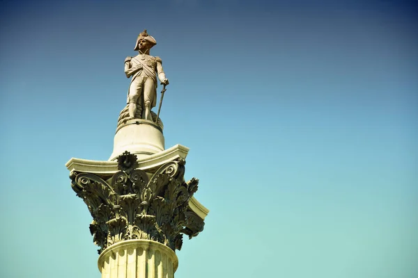 La estatua del almirante Nelson que se sienta encima de la columna de Nelson — Foto de Stock