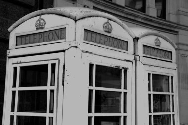  Kırmızı Londra telefon kutuları