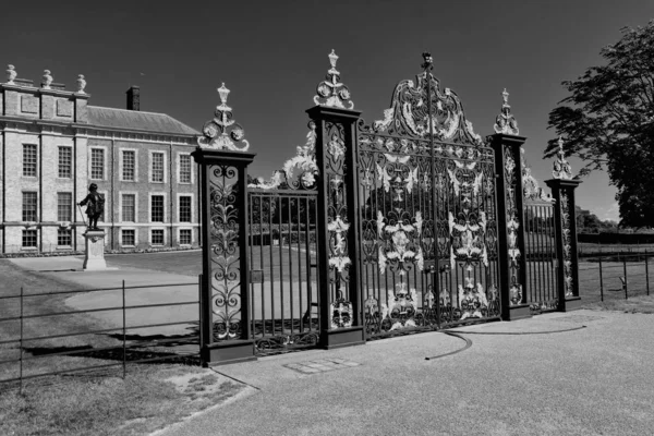 Socha před Kensingtonským palácem v Londýně — Stock fotografie