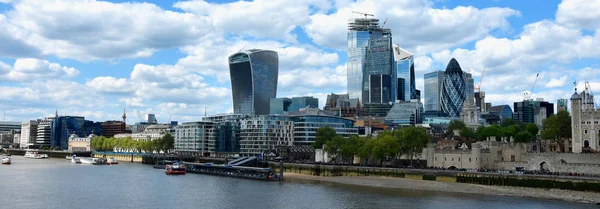 Rascacielos de la ciudad de Londres sobre el Támesis, Inglaterra —  Fotos de Stock