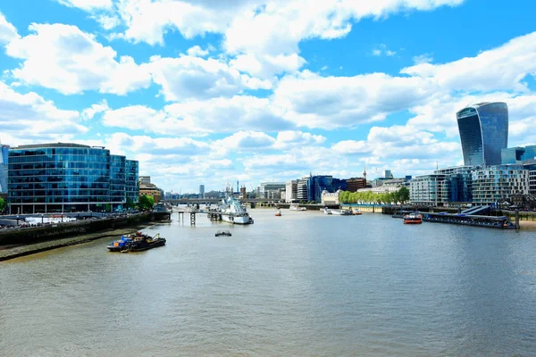 Thames üzerinde Londra şehrinin gökdelenleri, İngiltere — Stok fotoğraf