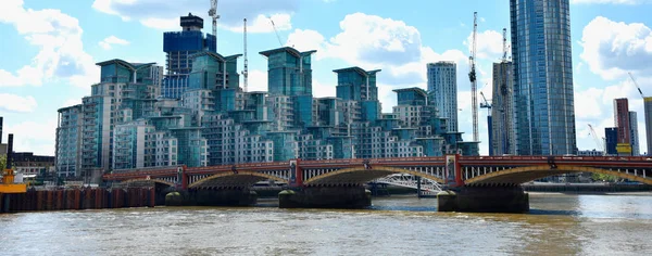 イギリスのテムズ川を渡るロンドン市の高層ビル — ストック写真