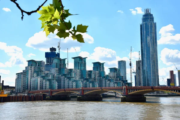 Thames üzerinde Londra şehrinin gökdelenleri, İngiltere — Stok fotoğraf