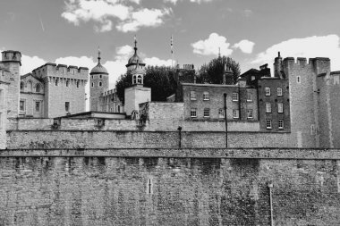 South Bank'ten ünlü Beyaz Kule ve Londra Kulesi