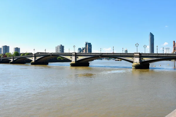 Putney Bridge é uma ponte sobre o rio Tâmisa, no oeste de Londres — Fotografia de Stock