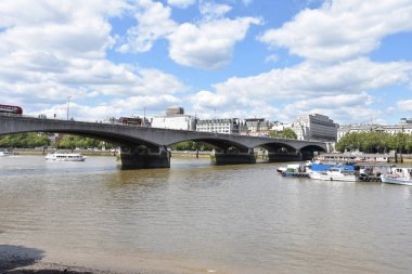 Nehirde köprüleri olan Londra şehri