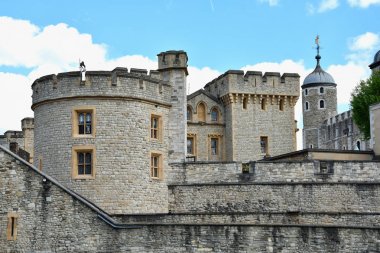 South Bank'ten ünlü Beyaz Kule ve Londra Kulesi