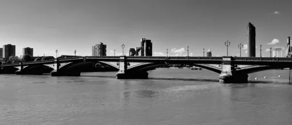 Putney bridge ist eine Brücke über die Themse in West London — Stockfoto