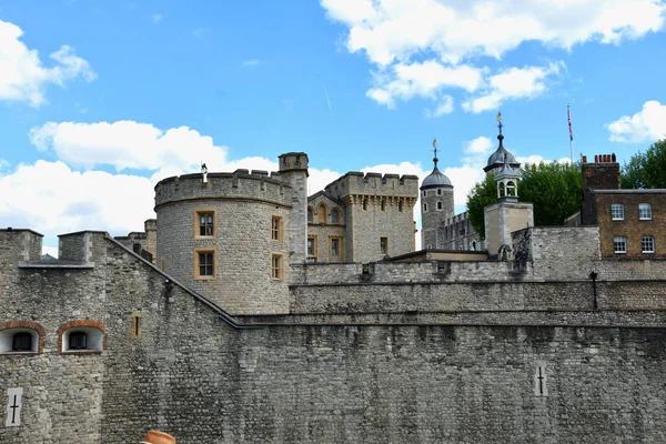 South Bank'ten ünlü Beyaz Kule ve Londra Kulesi