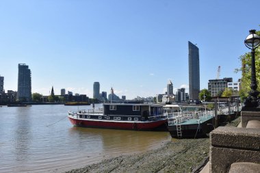 Nehir tekneleriyle Londra şehri