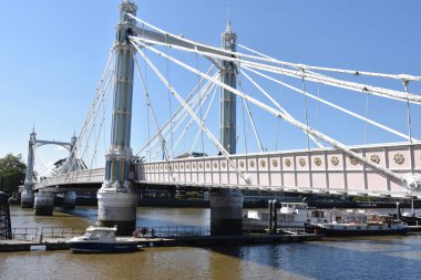 Albert Köprüsü - Thames Nehri 'nin üzerindeki yol köprüsü Chelsea' yi Londra 'ya bağlıyor.