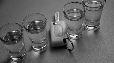 İçki ve sürücü ve alkolizm kavramı. Güvenli ve sorumlu dri