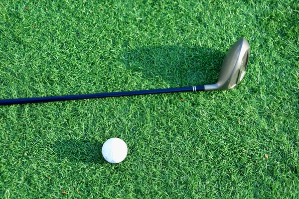 Trzymać z piłką na sztuczne pole golfowe — Zdjęcie stockowe