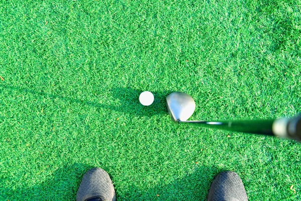 Držet s míčem na golfové hřiště s umělým — Stock fotografie
