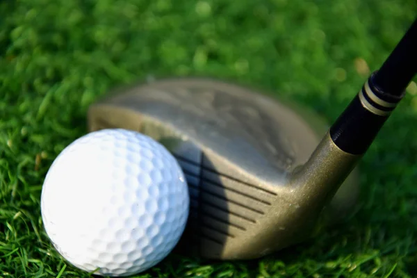 Trzymać z piłką na sztuczne pole golfowe — Zdjęcie stockowe