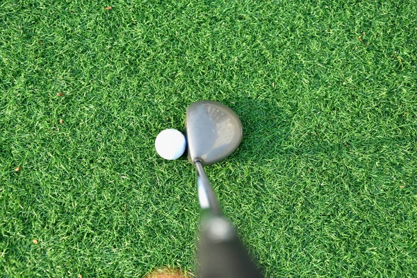 Stick con una pelota en un campo de golf artificial — Foto de Stock