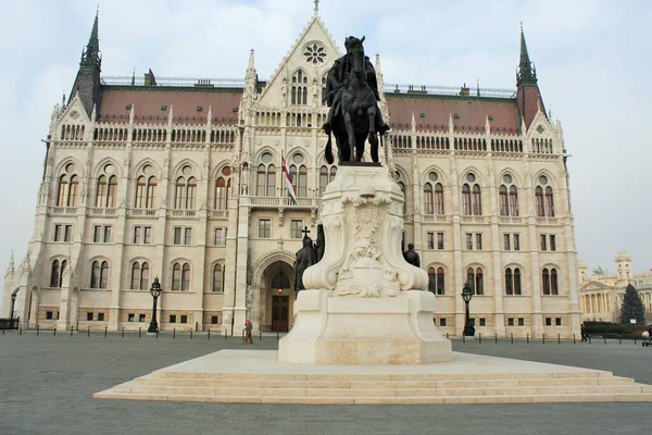 Pomnik Hrabiego Gyuli Andrassy Ego Węgierskim Parlamentem Budapeszt Węgry — Zdjęcie stockowe