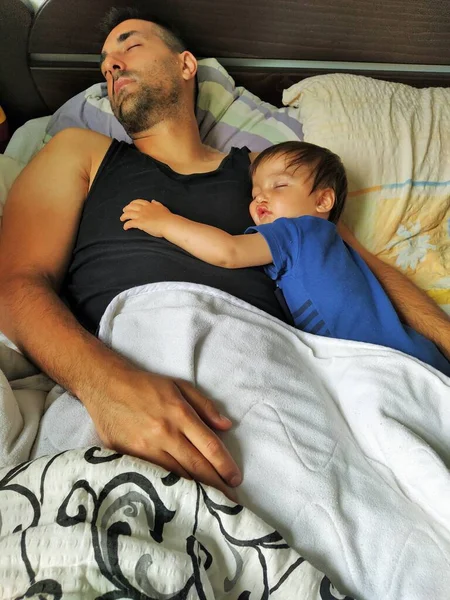 Padre Figlio Bambino Dormono Stanchi Sul Letto Foto Stock