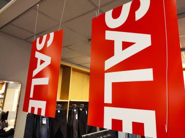 Bir giyim mağazasında indirim tabelası..