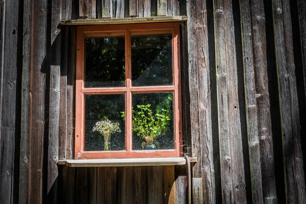 Altes Dorfhölzerne Fenster Mit Alter Keramikvase Und Wildblumen — Stockfoto