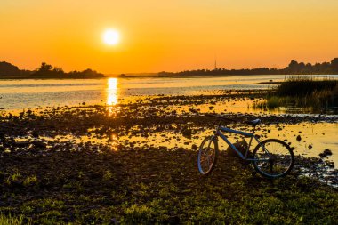 Altın yaz günbatımı Daugava Nehri Riga Letonya