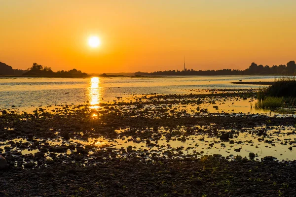 Pôr Sol Verão Dourado Sobre Rio Daugava Riga Letónia — Fotografia de Stock