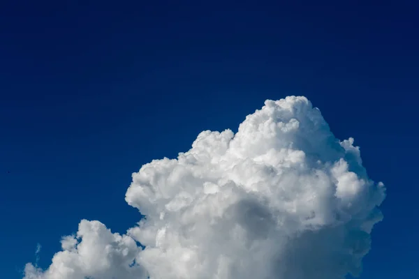 Cielo Blu Con Nuvole Sfondo Con Nuvole Sul Cielo Blu — Foto Stock