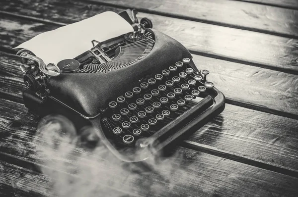 Máquina de escribir vintage en una mesa de madera — Foto de Stock