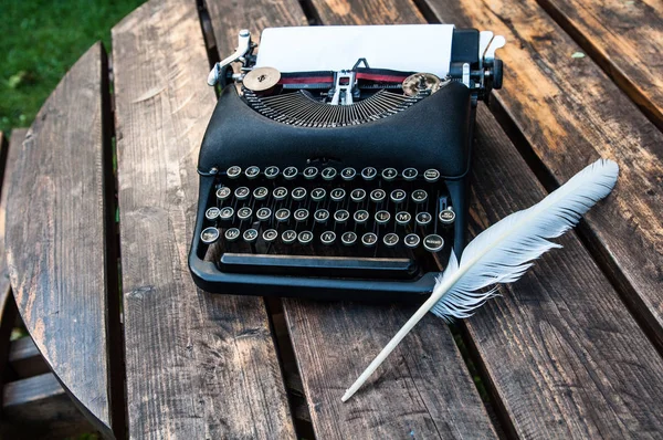 Античная винтажная пишущая машинка на деревянном столе — стоковое фото