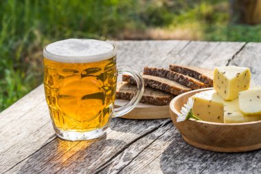 Peynirli ve çavdar ekmekli bir bardak light bira.