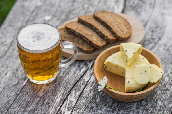Peynirli ve çavdar ekmekli bir bardak light bira.