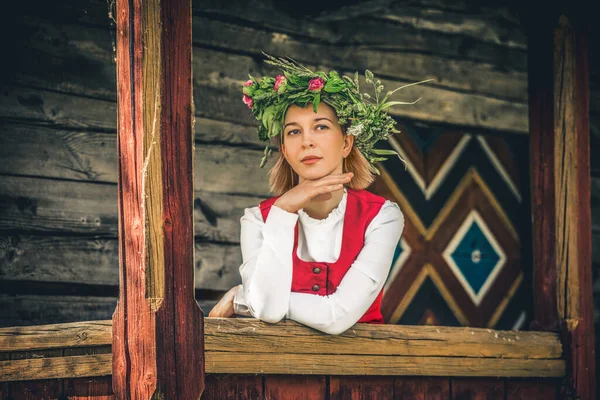 Lett nő hagyományos ruhában. Ligo népség. — Stock Fotó