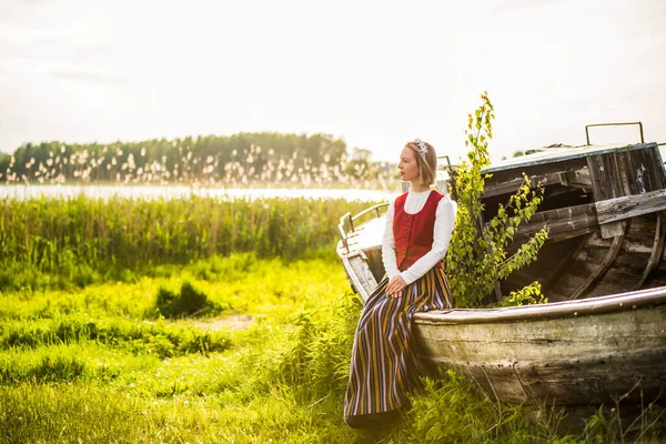 Lettische Frau Traditioneller Kleidung Sitzt Auf Einem Alten Boot Auf — Stockfoto