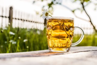 Bir bardak light bira ve papatya çayı.