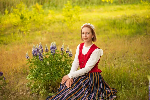 Mulher letã em roupas tradicionais no campo . — Fotografia de Stock
