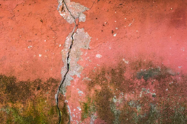 Тріщина на старому гранжевому червоному фоні стіни — стокове фото
