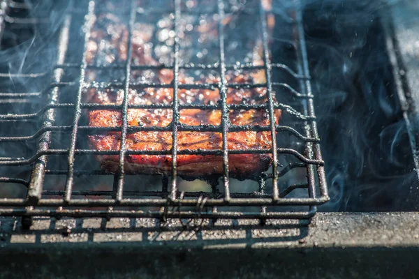 Juicy slices of meat with sauce prepare on fire — Stock Photo, Image